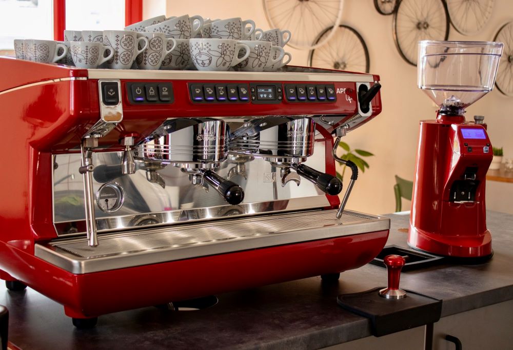 Máy pha cà phê là thiết bị cốt lõi trong bộ thiết bị pha chế espresso