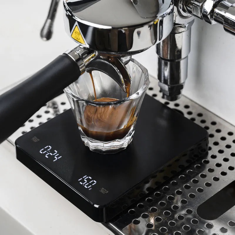 Cân điện tử cần thiết cho việc hiệu chỉnh các thông số để chiết xuất espresso hoàn hảo