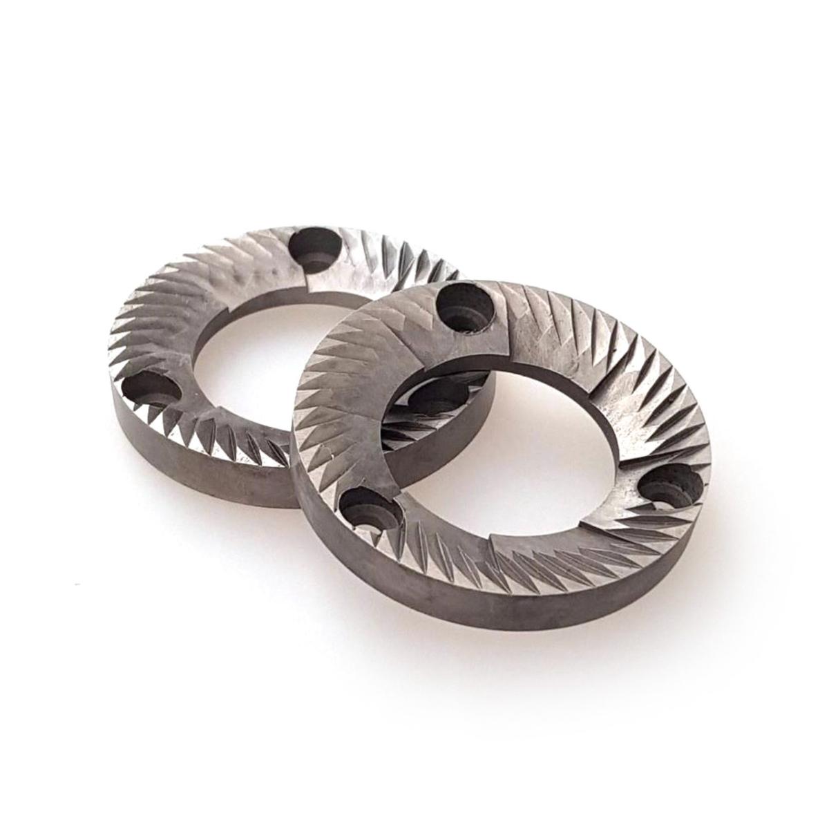 Thép cứng (Hardened steel) là chất liệu phổ biến để chế tạo burr máy xay cà phê