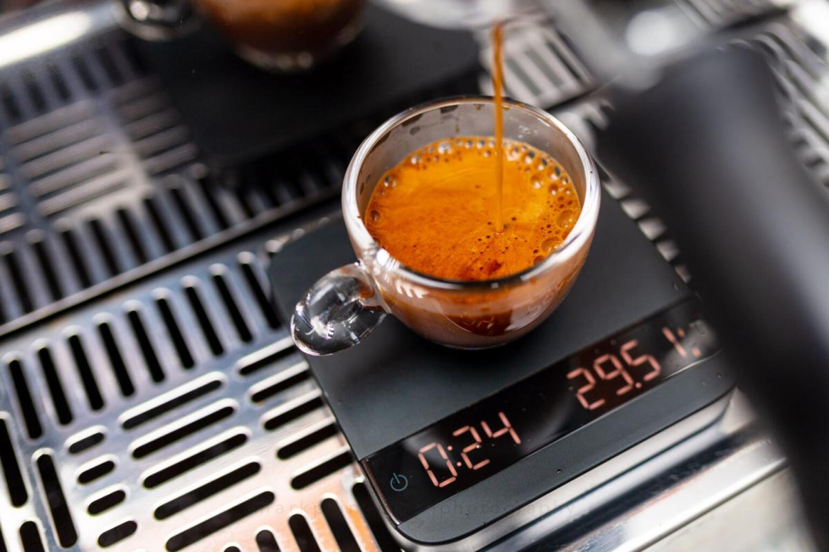 Thử nếm để đánh giá hương vị espresso sau khi “dialing in” 