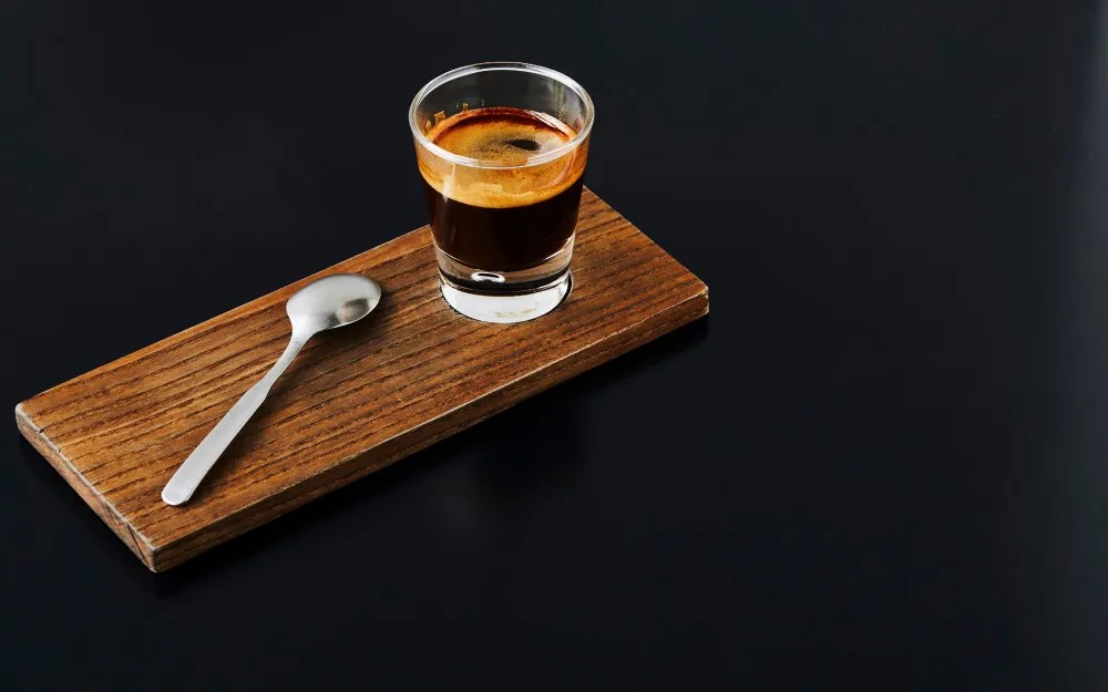 Espresso là phương pháp chiết xuất cà phê qua nước nóng bằng áp suất cao