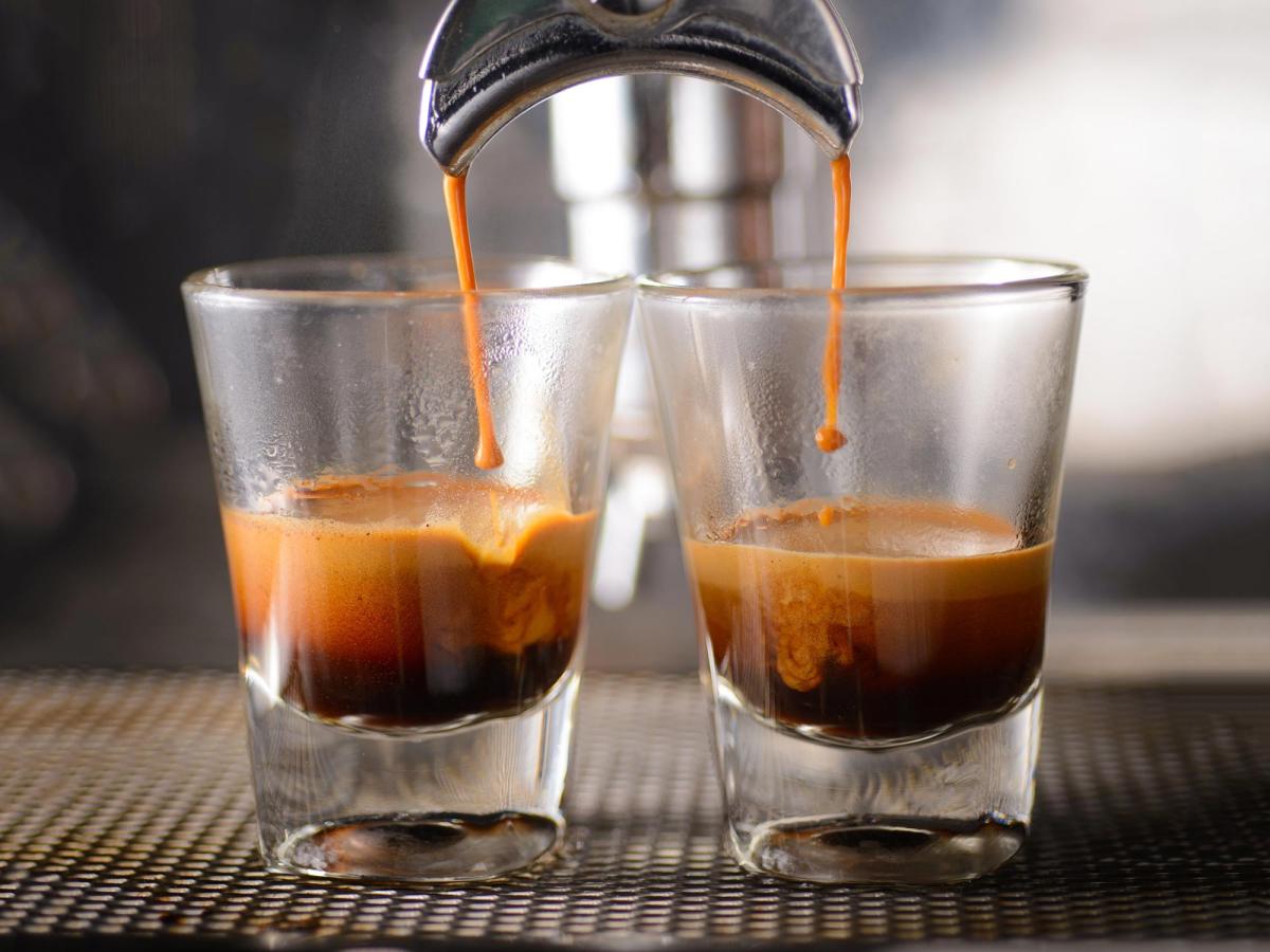 1 shot espresso khoảng 25-30ml được tạo ra từ 7-9 gram cà phê bột